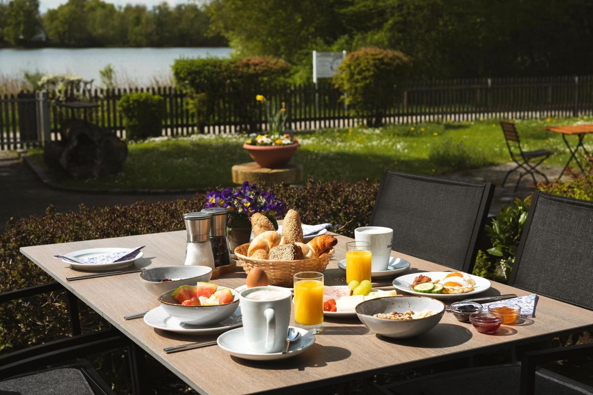 Sopherl Am See - Fruehstueck Auf Der Seeterrasse, Sehr Ruhig Und Wunderschoen Am See, 3 Minuten Nach Oberpfaffenhofen, Viele Radtouren, Restaurants & Cafes In Der Umgebung Веслинг Экстерьер фото